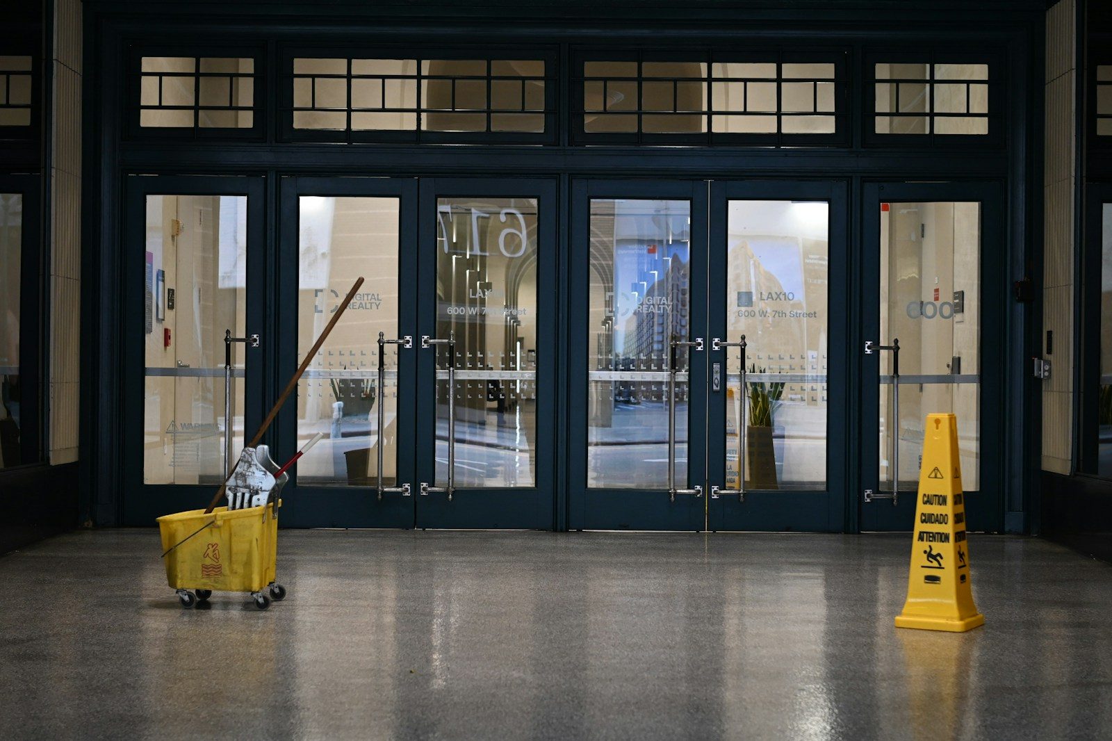 Commercial floor cleaning machine